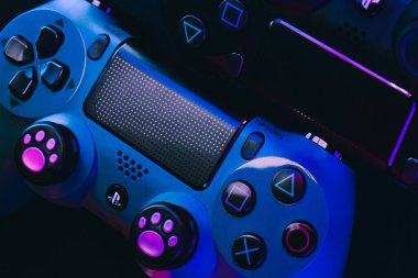 Siyah arkaplanlı Playstation 4 Gamepad. Renkli ışıklar. Sony PS4 Dualshock V2. Stüdyo Çekimi.