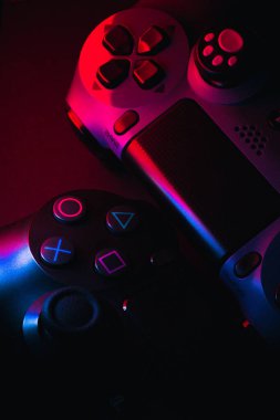 Siyah arkaplanlı Playstation 4 Gamepad. Renkli ışıklar. Sony PS4 Dualshock V2. Stüdyo Çekimi.