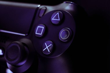 Siyah arkaplanlı Playstation 4 Gamepad. Renkli ışıklar. Sony PS4 Dualshock V2. Stüdyo Çekimi.