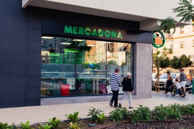 İspanya 'da popüler bir süpermarket zinciri. Popüler İspanyol süpermarket Mercadona cephesi. Süpermarket logosu.
