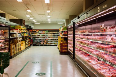İspanya 'da popüler bir süpermarket zinciri. Popüler İspanyol süpermarketi Mercadona 'nın içinde. Süpermarket koridoru.