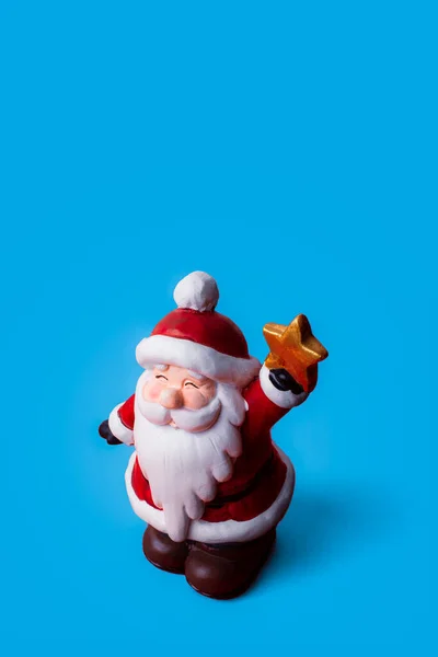 Świąteczna Ozdoba Świętego Mikołaja Niebieskim Tle Miejsca Kopiowania Wesoły Świąteczny — Zdjęcie stockowe