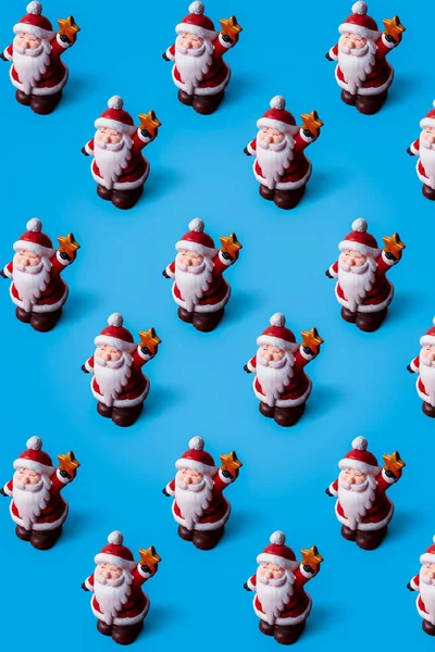 Boże Narodzenie Wzór Świętego Mikołaja Niebieskim Tle Miejsca Kopiowania Minimalny — Zdjęcie stockowe
