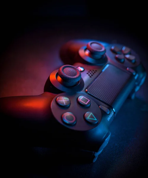 Playstation Gamepad Czarnym Tle Kolorowymi Światłami Sony Ps4 Dualshock Studio — Zdjęcie stockowe