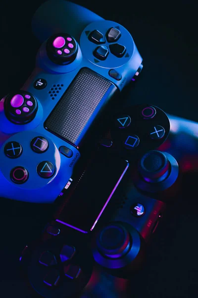 Playstation Gamepad Czarnym Tle Kolorowymi Światłami Sony Ps4 Dualshock Studio — Zdjęcie stockowe
