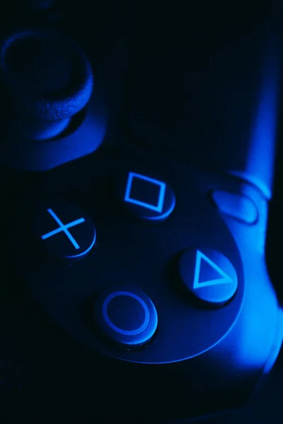 Playstation Gamepad Sobre Fondo Negro Con Luces Color Sony Ps4 — Foto de Stock