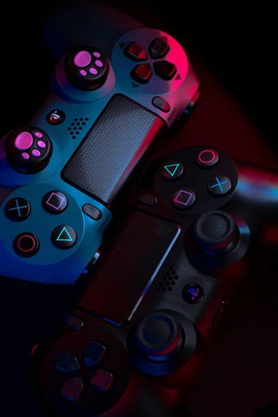 Siyah arkaplanlı Playstation 4 Gamepad. Renkli ışıklar. Sony PS4 Dualshock V2. Stüdyo Çekimi.