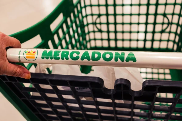 Popüler İspanyol süpermarketi Mercadona 'nın alışveriş arabası. İspanya 'da popüler bir süpermarket zinciri. Süpermarket logosu.