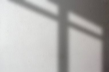 Beton duvardaki siyah gölgeler. Gölge örtüsü etkisi. Doğal ışıklandırma sahnesi. Tasarım için boş arkaplan. Fikirler için arka plan.