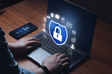 Kadın bilgisayarı dijital güvenlik arayüzü ile kontrol ediyor. İnternet gibi şeyler. Siber güvenlik kavramı. Kilit sembollü ikon kalkan. Tehlikelere karşı koruma.