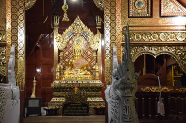 Tapınakta altın Buda heykeli