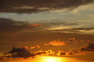 Tayland, Koh Kood Adası. Gün batımlı güzel bir atmosfer. Sıcak deniz, ahşap iskele, tatlı ve acı verici mutluluk hissi. Güzel günbatımı renkleri, batan güneşin aydınlattığı bulutlar. Denizde gün batımının yansıması.