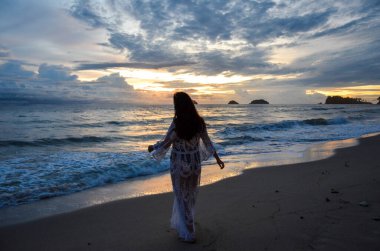 Tayland, Koh Chang Adası. Beyaz kumları, hindistan cevizi palmiyeleri ve gök mavisi denizi olan güzel bir sahil. Romantik bir yer. Sıcak deniz, gün batımı. Kısacası, dünyadaki cennet. Mükemmel bir tatil. Deniz köpüğünden doğan peri..