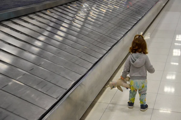 Een Kind Dat Rondloopt Een Luchthavenhal Bagageriem Alleen Het Luchthavengebouw — Stockfoto