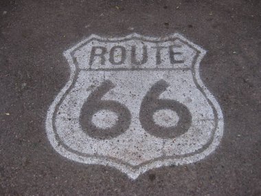 Arizona 'daki Pavement' e 66. Otoyol Boyalı Yol Tabelası. Yüksek kalite fotoğraf