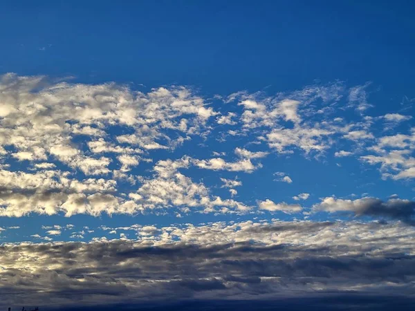 Ein Schöner Himmel Mit Wunderbaren Und Schönen Wolken — Stockfoto