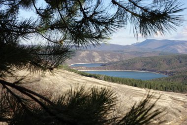 Ağaçların sonbahar yansıması olan dağ gölü. Sonbahar dağ gölü manzarası. Sonbahar dağlarında göl. Sonbahar dağ gölü manzarası. Yüksek kalite fotoğraf