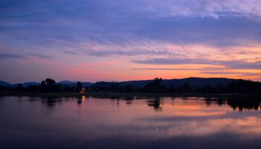 Gölün üzerinde güzel bir gün batımı.