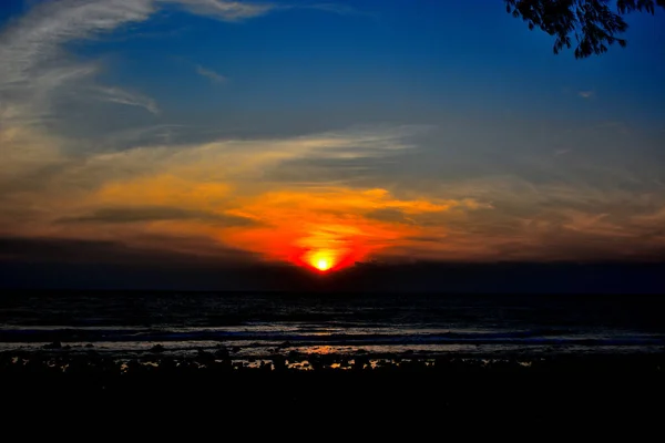 Akşam güneşi, karanlık atmosfer