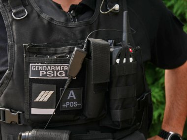 Polis yeleğinin yazıtlarına ve ekipmanlarına yakından bakın. Telsiz ve kan grubu da dahil....