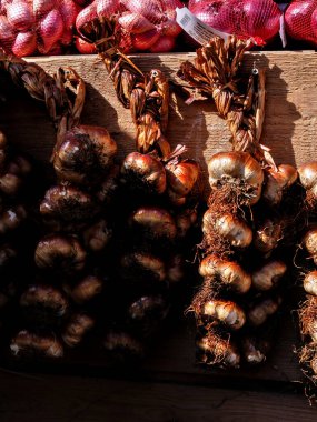 füme sarımsak örgüleri, ışık ve gölge efektlerinden oluşmuş arka plan.