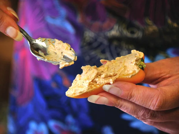 Peynir, sopasko ve bir dilim pastırmayla sarılmış jalapeno biberinden oluşan Jalapeno poppers adlı yemeğin hazırlığı. Biber dolması.