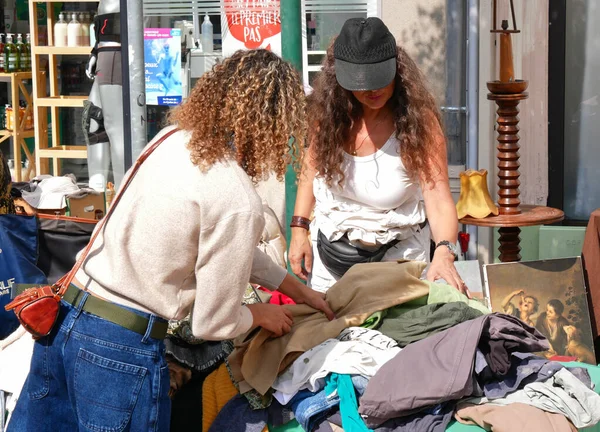 Eine Frau Kauft Altkleider Von Einer Anderen Frau Einem Kleiderstand — Stockfoto