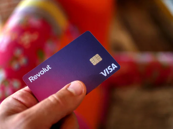 Wallers, Fransa - 08032022: Bulanık renkli bir arkaplanda bir adamın elinde tuttuğu Revolut ödeme kartı
