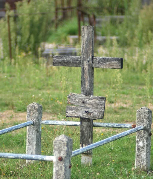 Nieco Zamazany Drewniany Krzyż Zniszczony Przez Czas Grobie Opuszczonym Cmentarzu — Zdjęcie stockowe