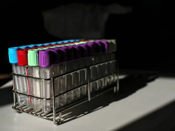 Rurki Pobierania Krwi Kolorowymi Korkami Zainstalowane Metalowym Uchwycie Efekt Świetlny — Zdjęcie stockowe