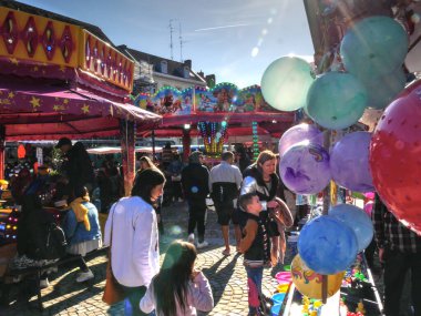 Cond sur l 'Escaut, Fransa - 10 09 2022: Fair in Cond sur l' Escaut. Döner kavşak, çocuklar için ördek avı da dahil olmak üzere oyunlar.