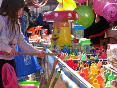 Cond sur l 'Escaut, Fransa - 10 09 2022: Fair in Cond sur l' Escaut. Döner kavşak, çocuklar için ördek avı da dahil olmak üzere oyunlar.