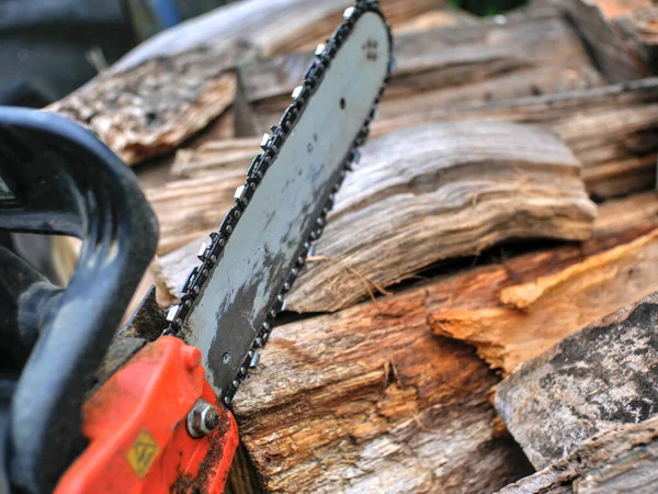 Guia Corrente Serra Parcialmente Desfocado Colocado Log Lenha — Fotografia de Stock