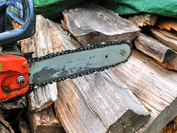 Guia Corrente Serra Parcialmente Desfocado Colocado Log Lenha — Fotografia de Stock