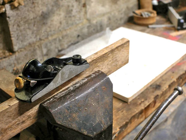 Partially Blurred Small Plane Placed Board Held Vice Carpentry Workshop — Stock Photo, Image