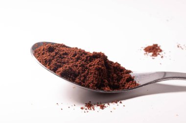cucharada de cafe molido marron