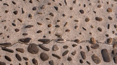 Suelo de cemento y rocas roto