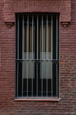 Ventana con rejas ayık de ladrillo