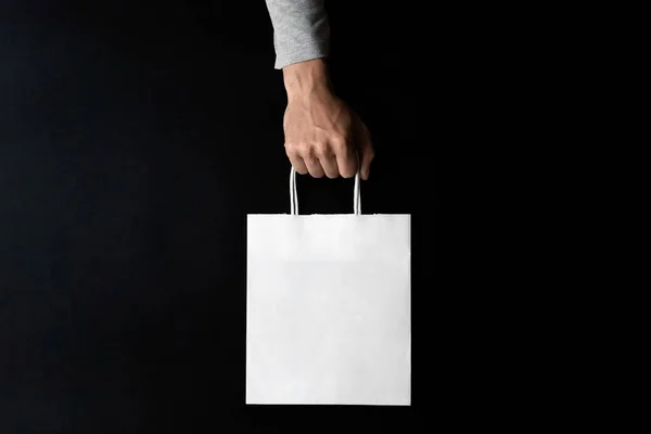 Mão Carregando Saco Compras Branco Sobre Fundo Preto Mão Direita — Fotografia de Stock