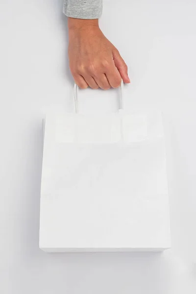 Main Homme Avec Sac Papier Blanc Sur Fond Blanc — Photo