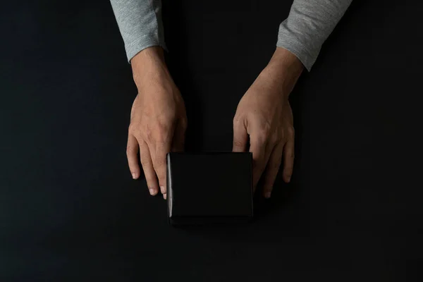 Homem Mãos Tomando Preto Caixa Sobre Preto Fundo — Fotografia de Stock