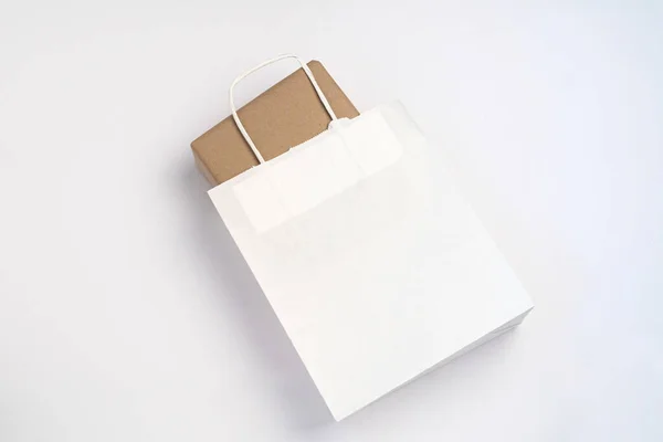 Kraft Doboz Belsejében Fehér Papírzacskó Felett Fehér Háttér Modellezés Stock Fotó