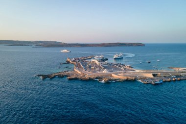 Feribotlu Cirkewwa feribot terminali, arkada Comino ve Gozo adası, Malta