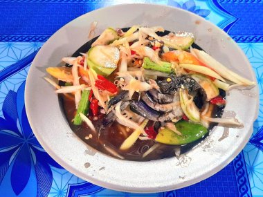 Yengeç ve mayalanmış balıklı Papaya Salatası