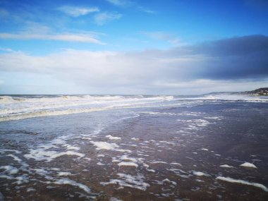 Deniz kenarında yürüyüş