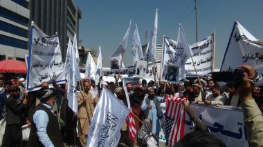 Kabil 'de, Taliban hükümeti Amerika' nın Afgan parasının serbest bırakılmasını protesto ediyor. Bu protestoda, kötü sözler ve Amerikan bayrağı Amerikan başkanları tarafından yakıldı..