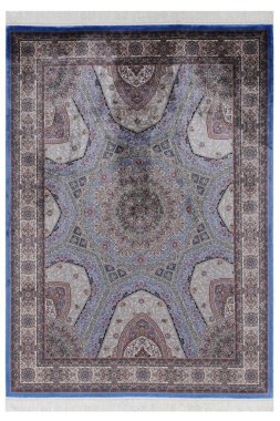 Beyaz arka planda klasik desenli makine halısı.