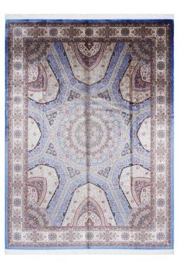 Beyaz arka planda klasik desenli makine halısı.