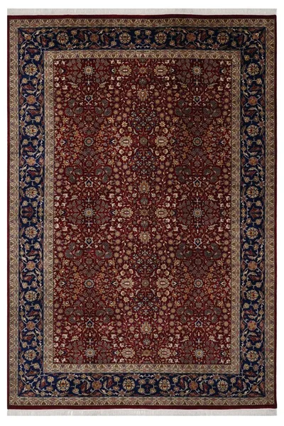 Beyaz arka planda klasik desenli makine halısı.