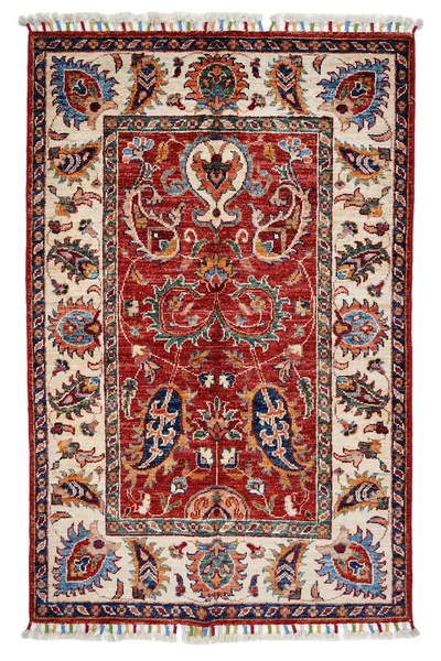 Arka planda el yapımı Afgan halısı var.